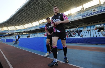 09.04.10 - Ospreys Rugby Training - Mike Phillips and Dan Biggar arrive at Stade Anoeta. 