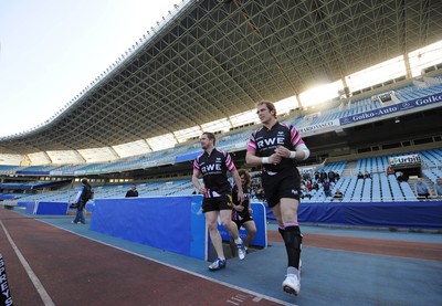 09.04.10 - Ospreys Rugby Training - Shane Williams and Alun Wyn Jones arrive at Stade Anoeta. 