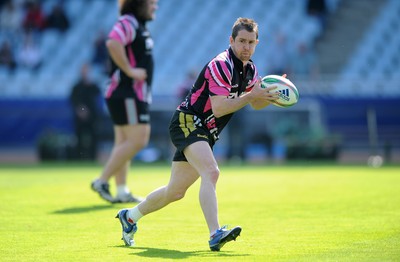 09.04.10 - Ospreys Rugby Training - Shane Williams in action during training. 