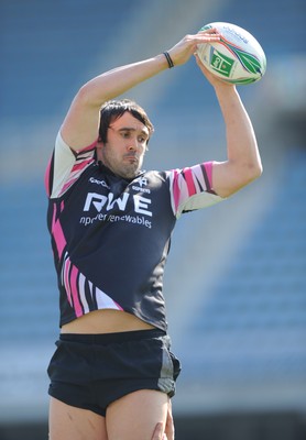 09.04.10 - Ospreys Rugby Training - Jonathan Thomas in action during training. 