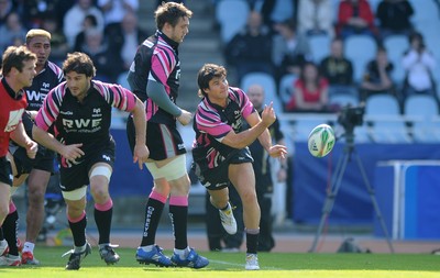 09.04.10 - Ospreys Rugby Training - Mike Phillips in action during training. 