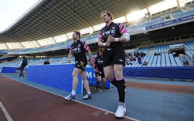 09.04.10 - Ospreys Rugby Training - Shane Williams and Alun Wyn Jones arrive at Estadeo Anoeta. 