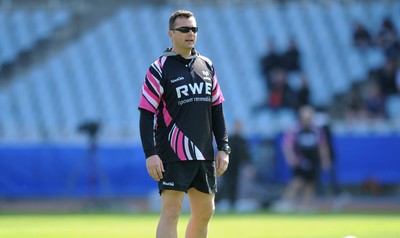 09.04.10 - Ospreys Rugby Training - Ospreys head coach Sean Holley. 