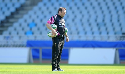 09.04.10 - Ospreys Rugby Training - Ospreys forwards coach Jonathan Humphreys. 