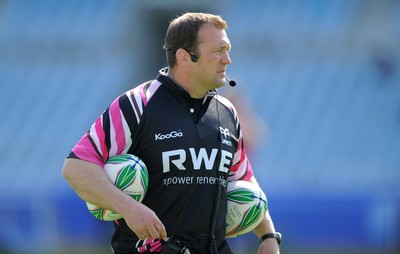 09.04.10 - Ospreys Rugby Training - Ospreys forwards coach Jonathan Humphreys. 