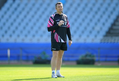 09.04.10 - Ospreys Rugby Training - Ospreys head coach Sean Holley. 