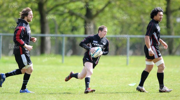 10.04.09 - Ospreys Rugby Training - Shane Williams gets into space during training. 