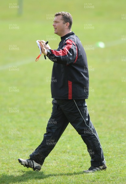 10.04.09 - Ospreys Rugby Training - Ospreys coach, Sean Holley during training. 