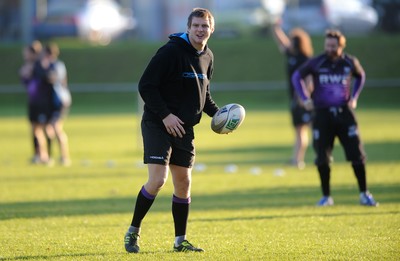 15.11.11 - Ospreys Rugby Training - Dan Biggar during training. 