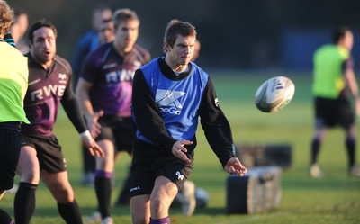 15.11.11 - Ospreys Rugby Training - Dan Biggar during training. 