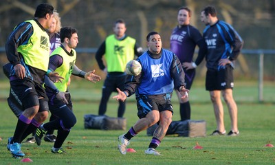 15.11.11 - Ospreys Rugby Training - Kahn Fotuali'i during training. 