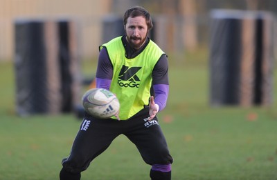 15.11.11 - Ospreys Rugby Training - Barry Davies during training. 