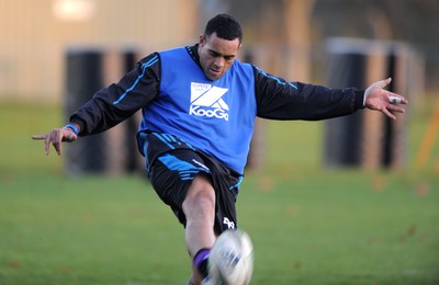 15.11.11 - Ospreys Rugby Training - Kahn Fotuali'i during training. 