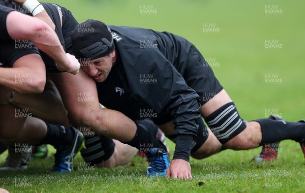 160517 - Ospreys Rugby Training in the lead up to their semi final game at Munster - Justin Tipuric during training