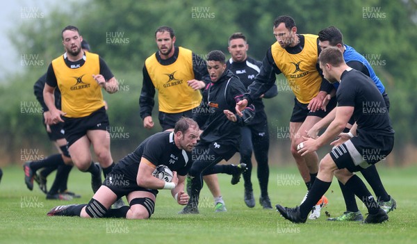 160517 - Ospreys Rugby Training in the lead up to their semi final game at Munster - Alun Wyn Jones and team mates during training