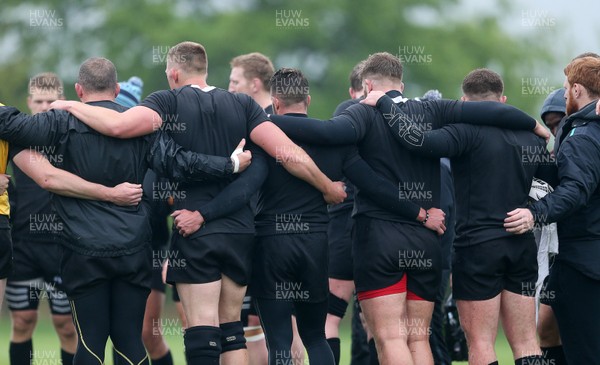 160517 - Ospreys Rugby Training in the lead up to their semi final game at Munster - Team huddle during training