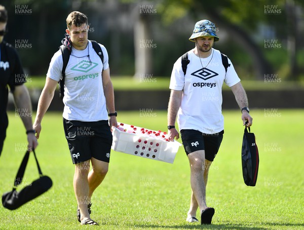 220322 - Ospreys Rugby Training at Stellenbosch Academy of Sport - Michael Collins and Josh Robinson strength and conditioning coach during a training session in South Africa