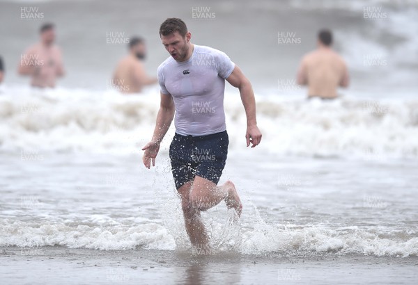 150118 - Ospreys Rugby Sea Recovery - Dan Biggar of Ospreys in the sea at Aberavon beach ahead of their qualifying game against Clermont Auvergne