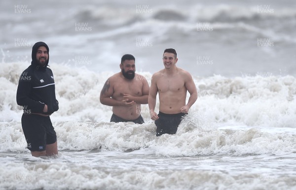 150118 - Ospreys Rugby Sea Recovery - Owen Watkin of Ospreys in the sea at Aberavon beach ahead of their qualifying game against Clermont Auvergne