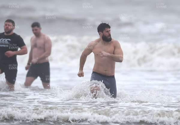 150118 - Ospreys Rugby Sea Recovery - Guy Mercer of Ospreys in the sea at Aberavon beach ahead of their qualifying game against Clermont Auvergne
