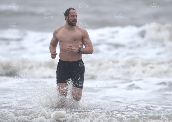 150118 - Ospreys Rugby Sea Recovery - Alun Wyn Jones of Ospreys in the sea at Aberavon beach ahead of their qualifying game against Clermont Auvergne