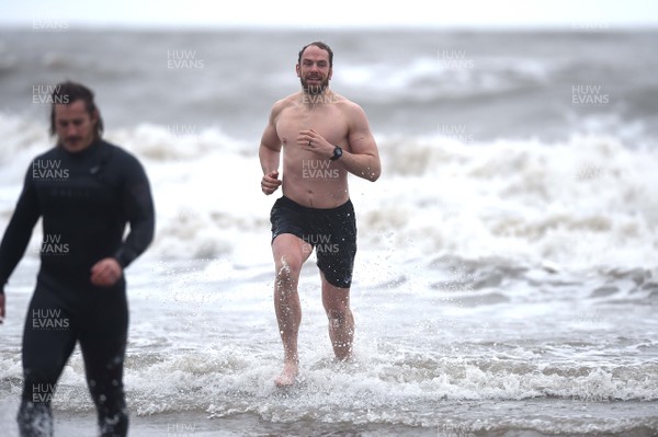 150118 - Ospreys Rugby Sea Recovery - Alun Wyn Jones of Ospreys in the sea at Aberavon beach ahead of their qualifying game against Clermont Auvergne