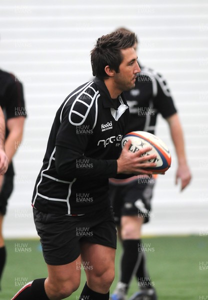 24.03.09...Ospreys Training at Llandarcy  Gavin Henson during training  