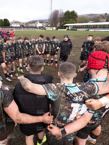 080226 - Ospreys U18 v Scarlets U18, WRU Regional Age Grade Championship - Ospreys huddle up at the end of the match