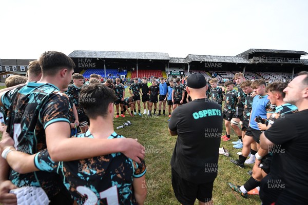 240825 - Ospreys U18s v Cardiff Rugby U18s - Ospreys team huddle at full time 