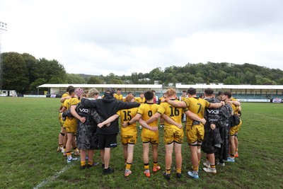 300826 - Ospreys U18s v Dragons U18s - RAG - Dragons team huddle at full time