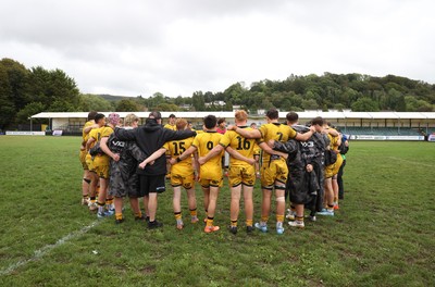 300826 - Ospreys U18s v Dragons U18s - RAG - Dragons team huddle at full time