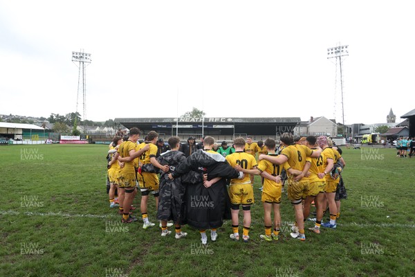 300826 - Ospreys U18s v Dragons U18s - RAG - Dragons team huddle at full time