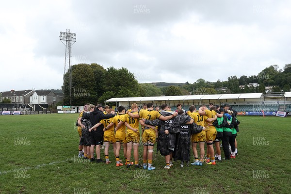 300826 - Ospreys U18s v Dragons U18s - RAG - Dragons team huddle at full time