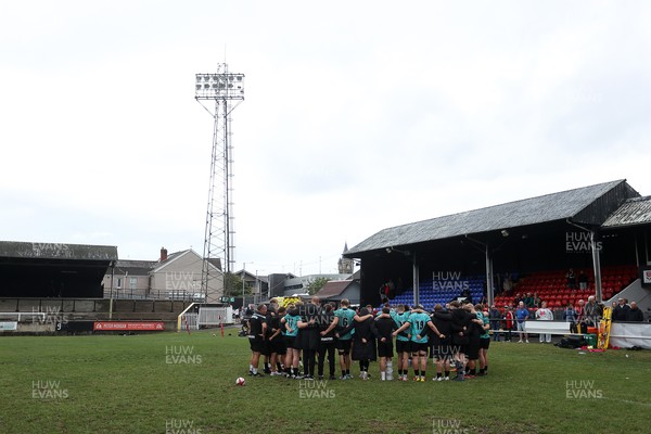 300826 - Ospreys U18s v Dragons U18s - RAG - Ospreys team huddle at full time
