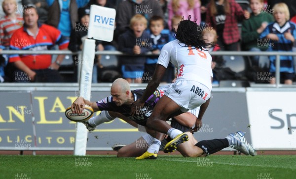 25.09.10 - Ospreys v Aironi - Magners League - Richard Fussell of Ospreys scores try. 