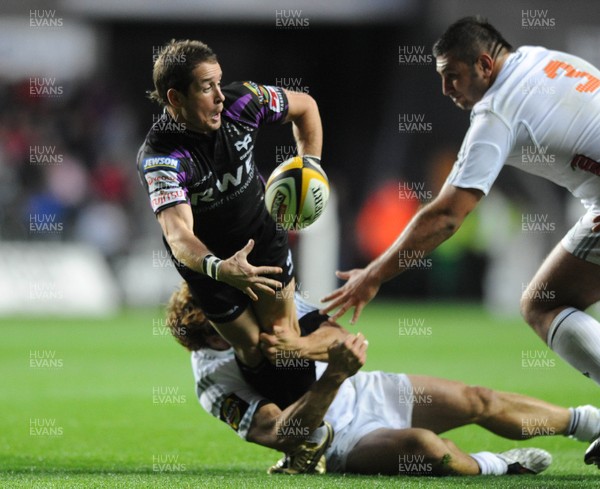 25.09.10 - Ospreys v Aironi - Magners League - Shane Williams of Ospreys takes on Giulio Toniolatti and Luca Redolfini of Aironi. 