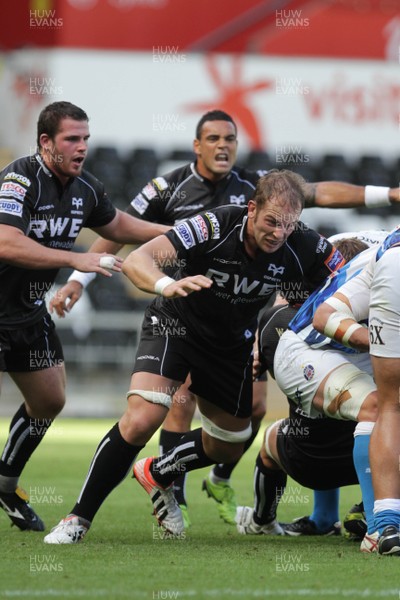 180812 - Bath v Ospreys - Preseason Friendly - Alun Wyn Jones attacks the Bath ruck