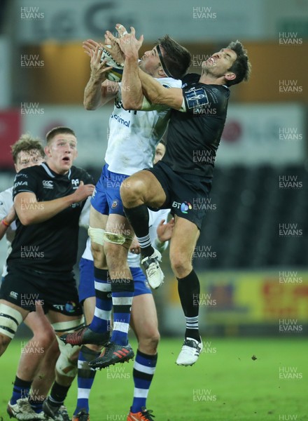 020218 - Ospreys v Bath Rugby, Anglo Welsh Cup - James Hook of Ospreys and Josh Bayliss of Bath compete for the ball