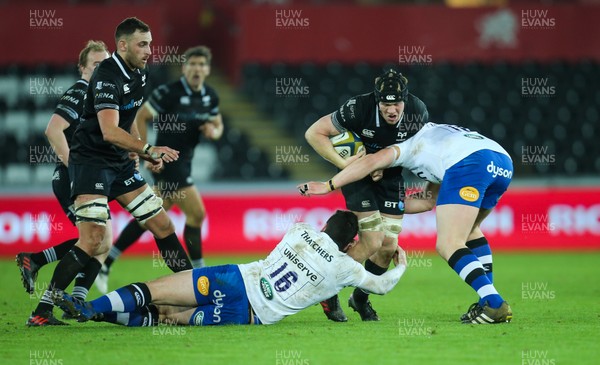 020218 - Ospreys v Bath Rugby, Anglo Welsh Cup - Sam Cross of Ospreys takes on Nathan Charles of Bath and Sam Nixon of Bath