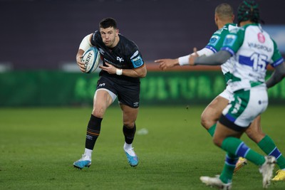 040323 - Ospreys v Benetton - United Rugby Championship - Owen Watkin of Ospreys on the attack