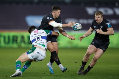 040323 - Ospreys v Benetton - United Rugby Championship - Owen Watkin of Ospreys passes the ball to Keiran Williams