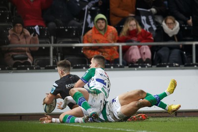 040323 - Ospreys v Benetton - United Rugby Championship - Reuben Morgan Williams of Ospreys scores a try