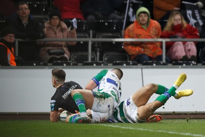 040323 - Ospreys v Benetton - United Rugby Championship - Reuben Morgan Williams of Ospreys scores a try