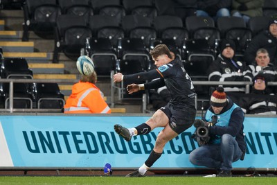 040323 - Ospreys v Benetton - United Rugby Championship - Jack Walsh of Ospreys attempts a conversion to win the match at the end of the game