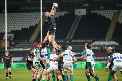 040323 - Ospreys v Benetton - United Rugby Championship - Huw Sutton of Ospreys wins a lineout