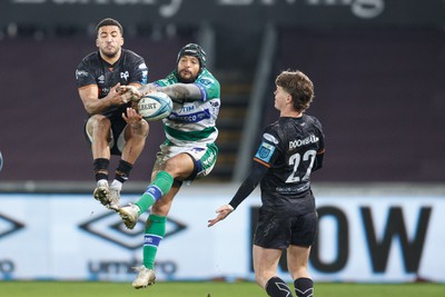 040323 - Ospreys v Benetton - United Rugby Championship - Keelan Giles of Ospreys and Rhyno Smith of Benetton compete for a high ball