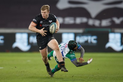 040323 - Ospreys v Benetton - United Rugby Championship - Keiran Williams of Ospreys gets past Rhyno Smith of Benetton