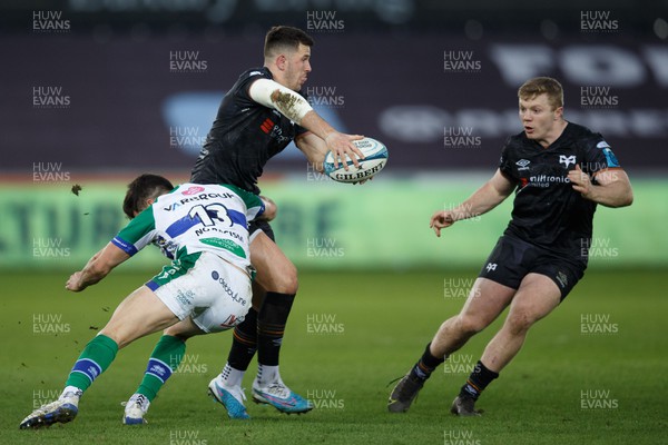 040323 - Ospreys v Benetton - United Rugby Championship - Owen Watkin of Ospreys passes the ball to Keiran Williams