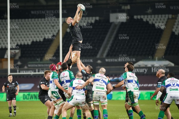 040323 - Ospreys v Benetton - United Rugby Championship - Huw Sutton of Ospreys wins a lineout
