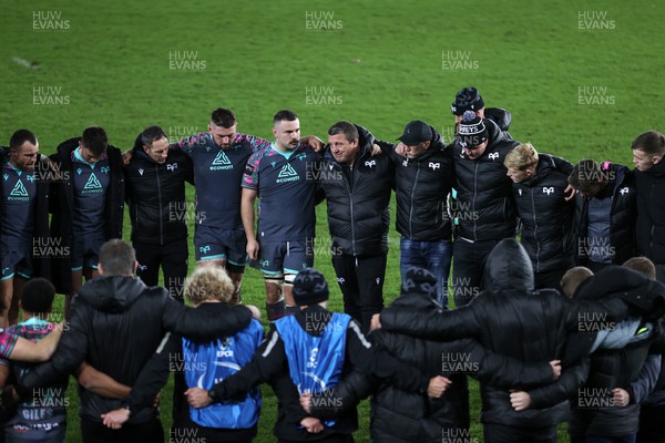 091223 - Ospreys v Benetton - European Challenge Cup - Morgan Morris and Head Coach Toby Booth in the Ospreys team huddle at full time